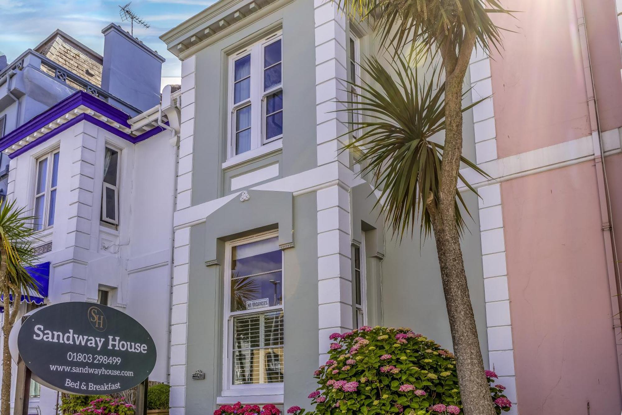 Konukevi Sandway House 4*